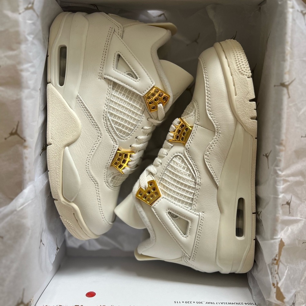 🤍SOLD🤍  Jordan 4 Retro - Metallic Gold -